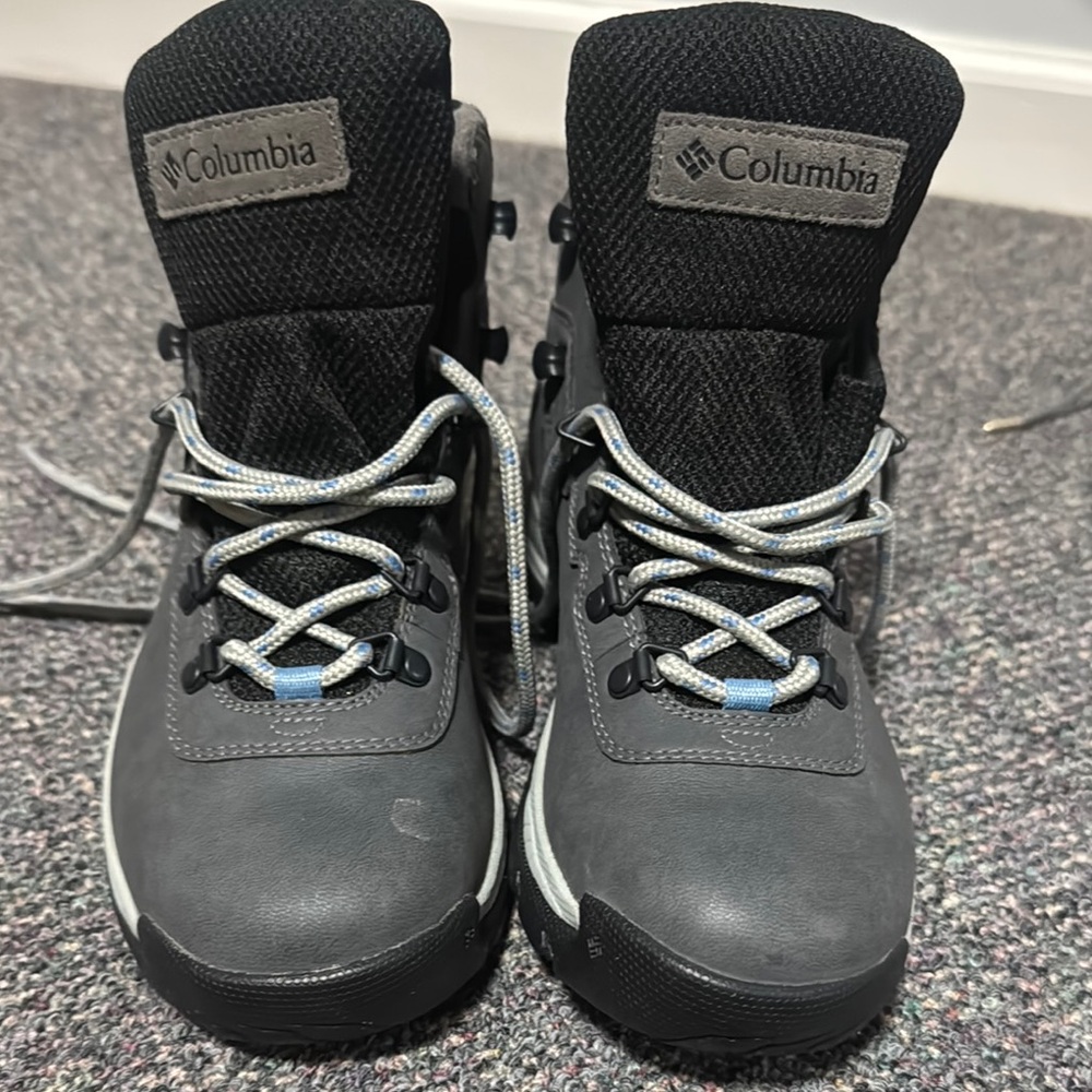 Columbia Gray and Black Winter/Hiking Boots with Rugged Design
